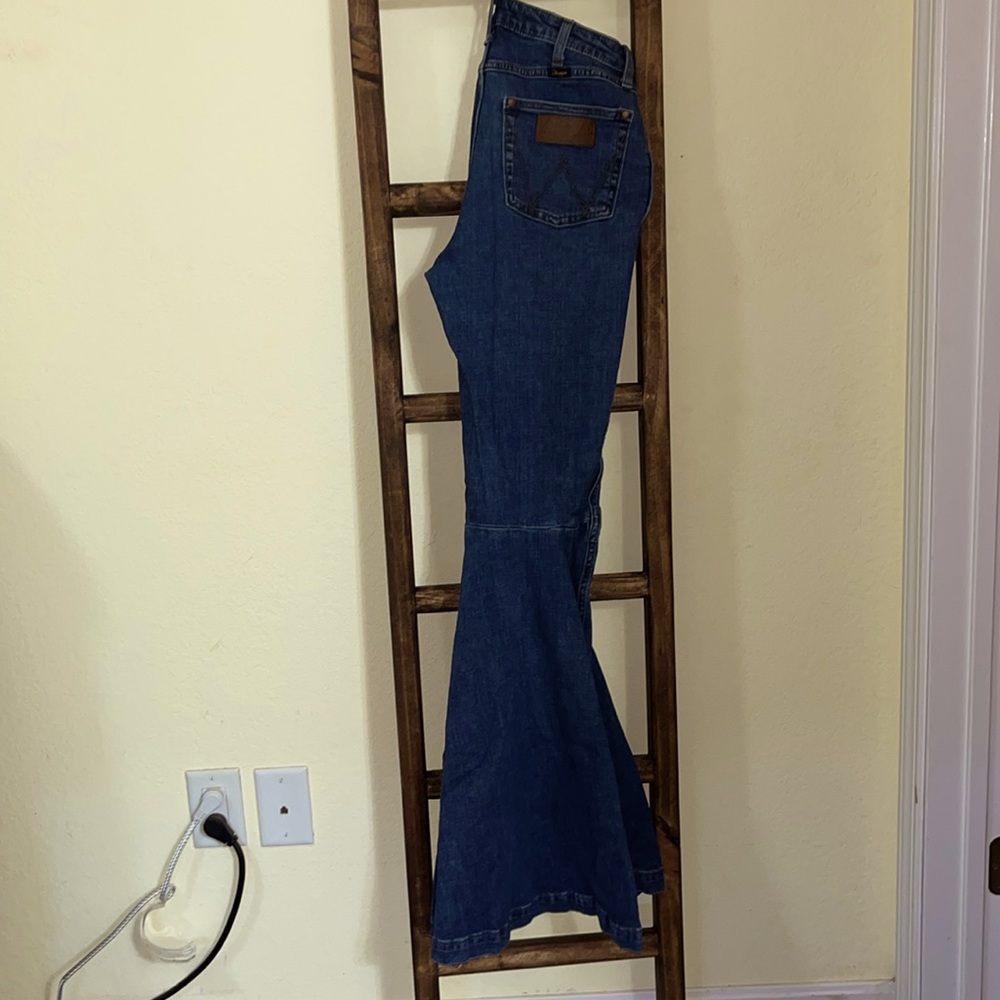 🚨‼️WOMENS WRANGLER HIGH RISE FLARE JEANS‼️🚨